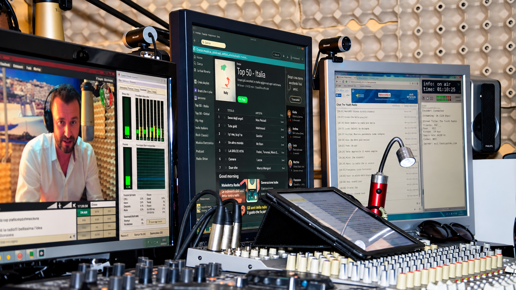 Regia digitale con mixer, schermi e software di trasmissione