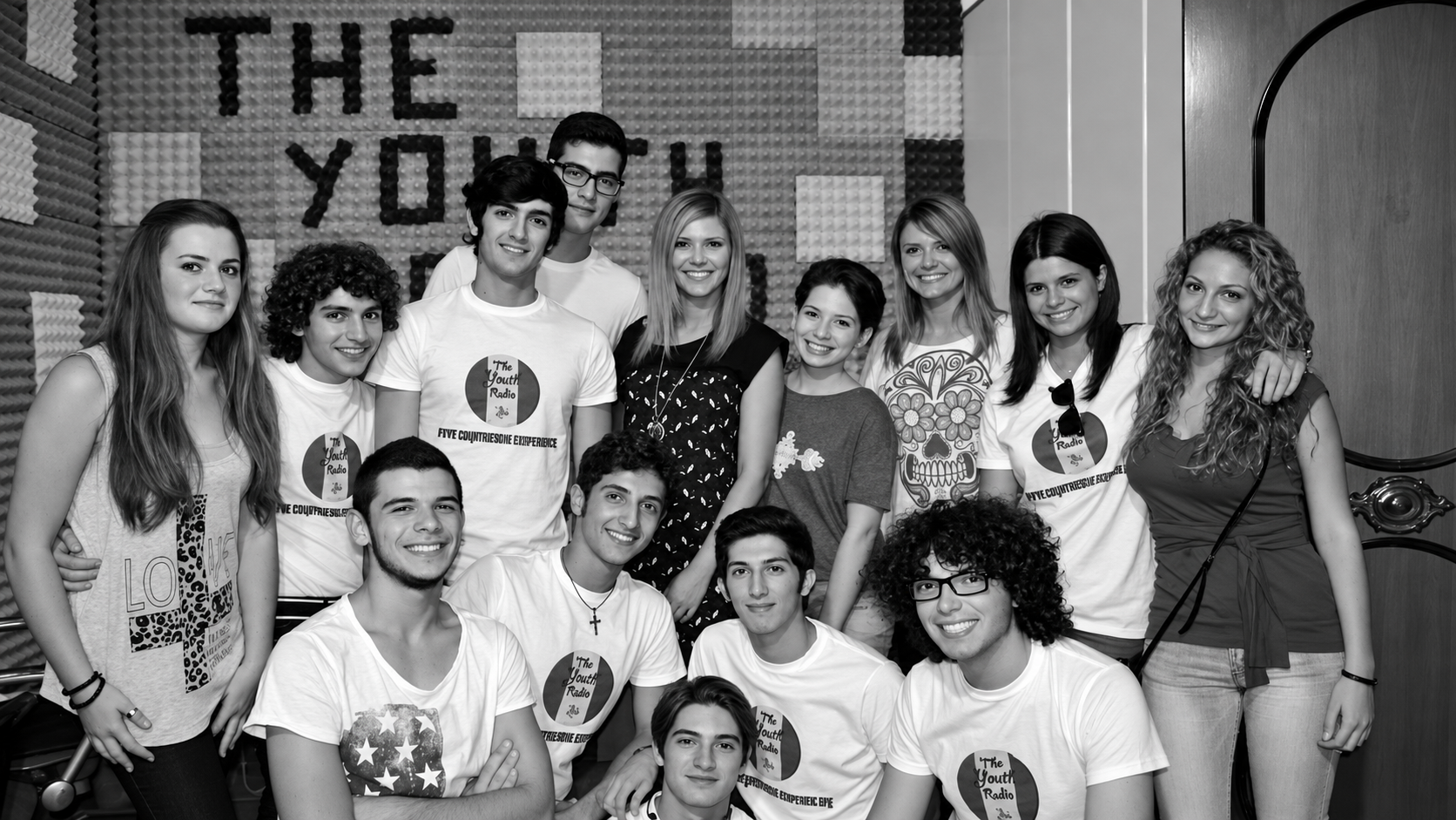 Foto di gruppo dei ragazzi di The Youth Radio nello studio
